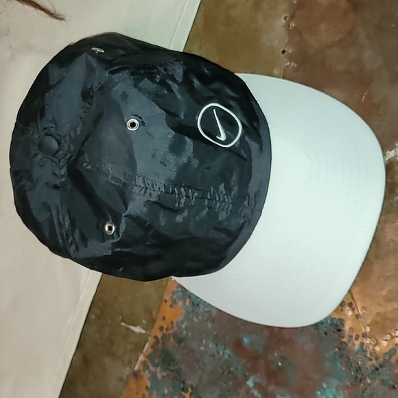 Vintage. 90s. Nike. Nylon. Adjustable strap. One size fits most. Hat - Picture 13 of 13